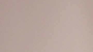 Whoopi Goldberg posando en una alfombra roja.