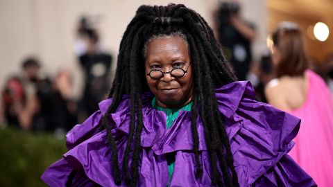 Whoopi Goldberg posando en una alfombra roja.