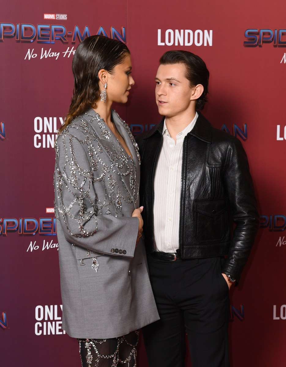 Tom Holland y Zendaya posando en una alfombra roja.