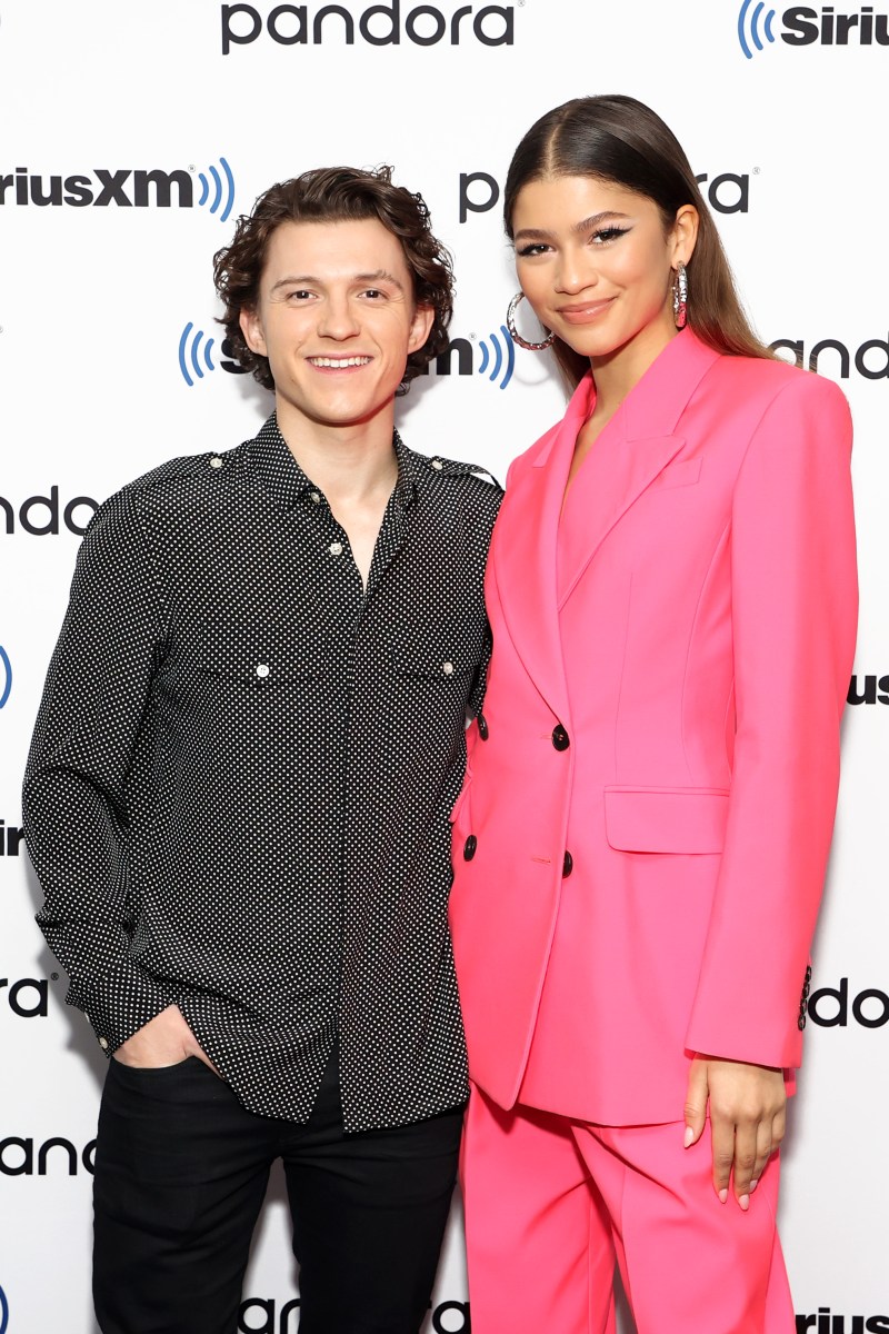 Tom Holland y Zendaya posando en una alfombra roja.