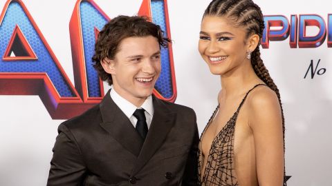 Tom Holland y Zendaya posando en una alfombra roja.