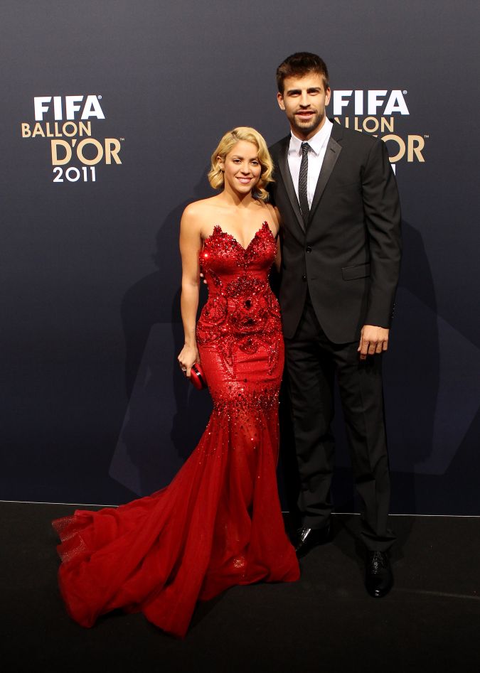 Gerard Piqué y Shakira posando en una alfombra roja.