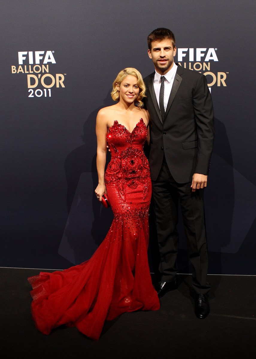 Gerard Piqué y Shakira posando en una alfombra roja.