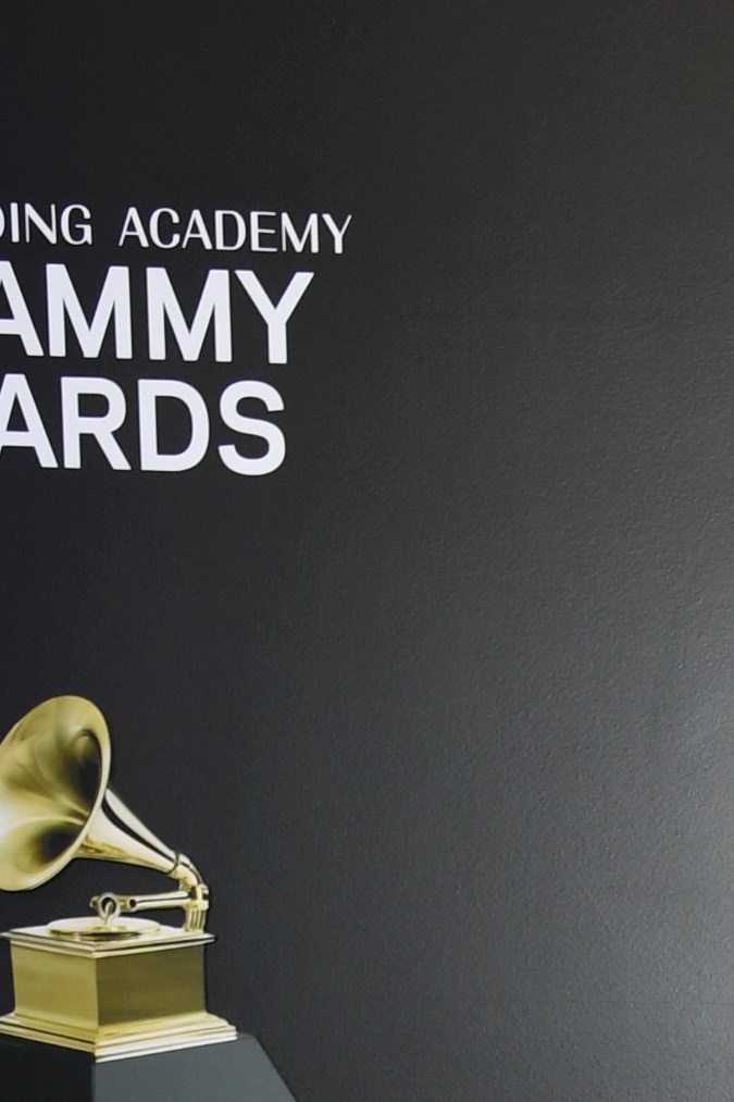 Enrique Bunbury posando en una alfombra roja.