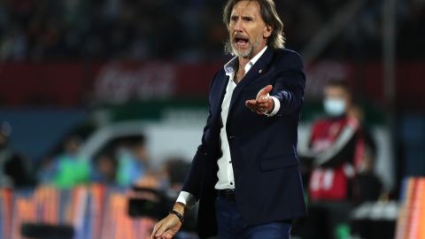 Ricardo Gareca durante un encuentro ante Uruguay en el banquillo de Perú.