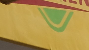 Tres de los sospechosos fueron descritos como de tez oscura y el cuatro de tez clara.