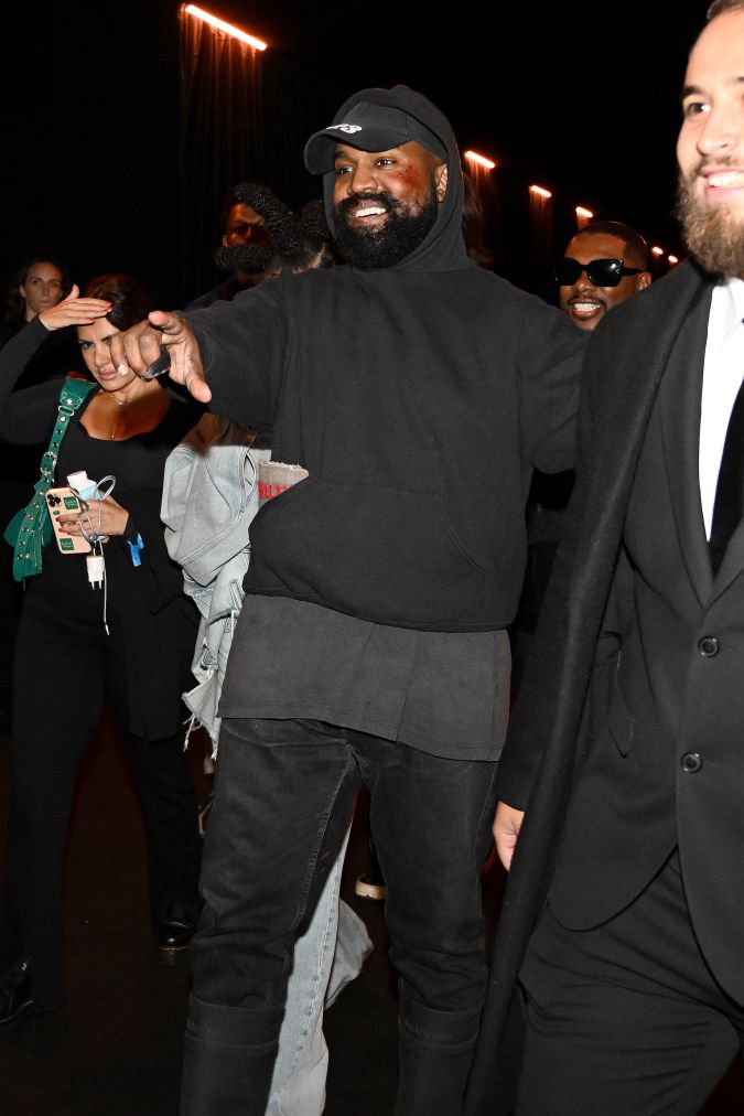Kanye West participando en un evento.