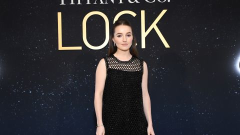 Kaitlyn Dever posando en una alfombra roja.