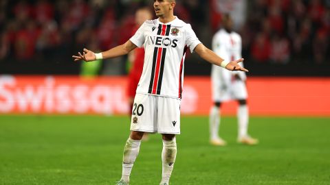 Youcef Atal en un partido de Conference League entre el OGC Nice y el FC Köln.