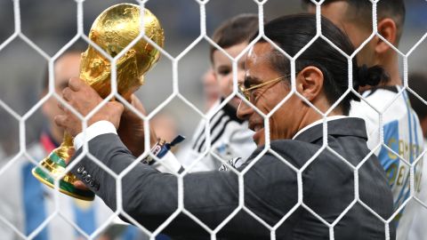 Salt Bae con la Copa del Mundo.