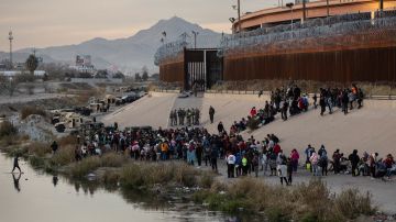 Gobernador Greg Abbott: Texas ha transportado a más de 100,000 migrantes a ciudades santuario