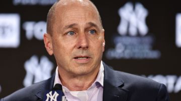 Brian Cashman durante una conferencia de prensa de New York Yankees.