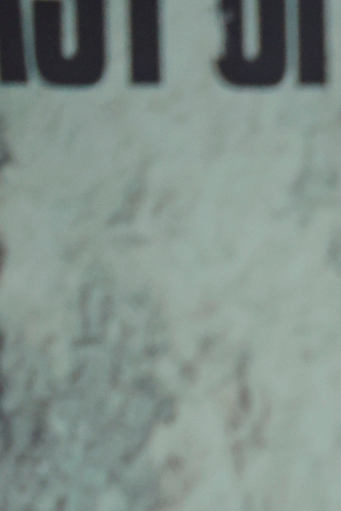 Pedro Pascal y Bella Ramsey posando en una alfombra roja.