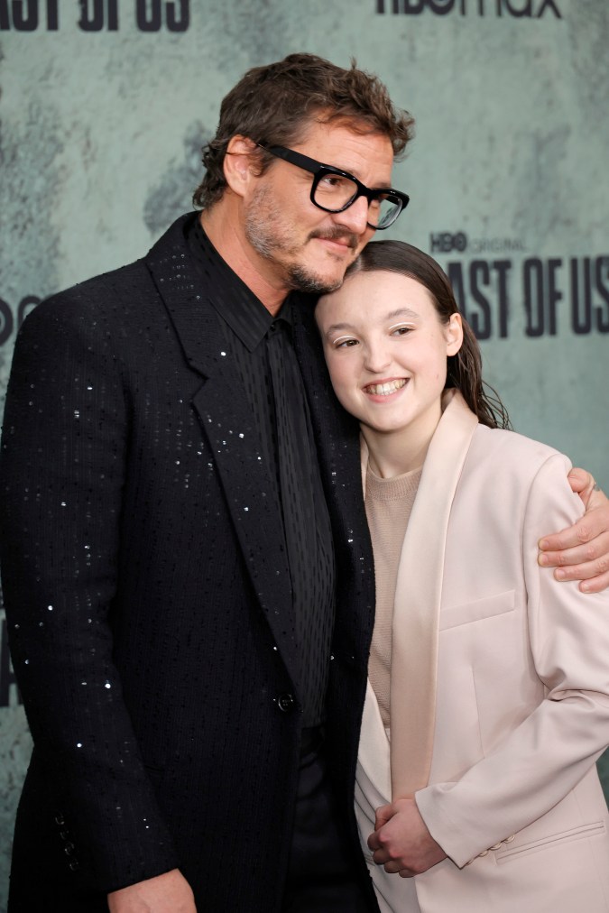 Pedro Pascal y Bella Ramsey posando en una alfombra roja.