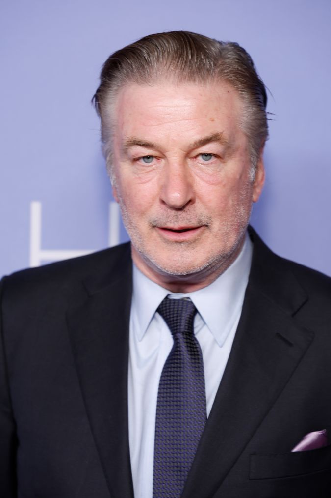 Alec Baldwin posando en una alfombra roja.