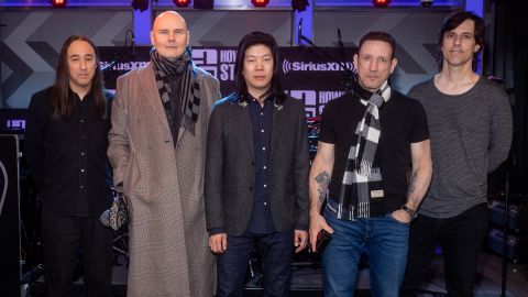 The Smashing Pumpkins posando en un evento.