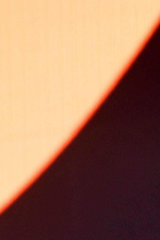 Peso Pluma actuando en un show en vivo.