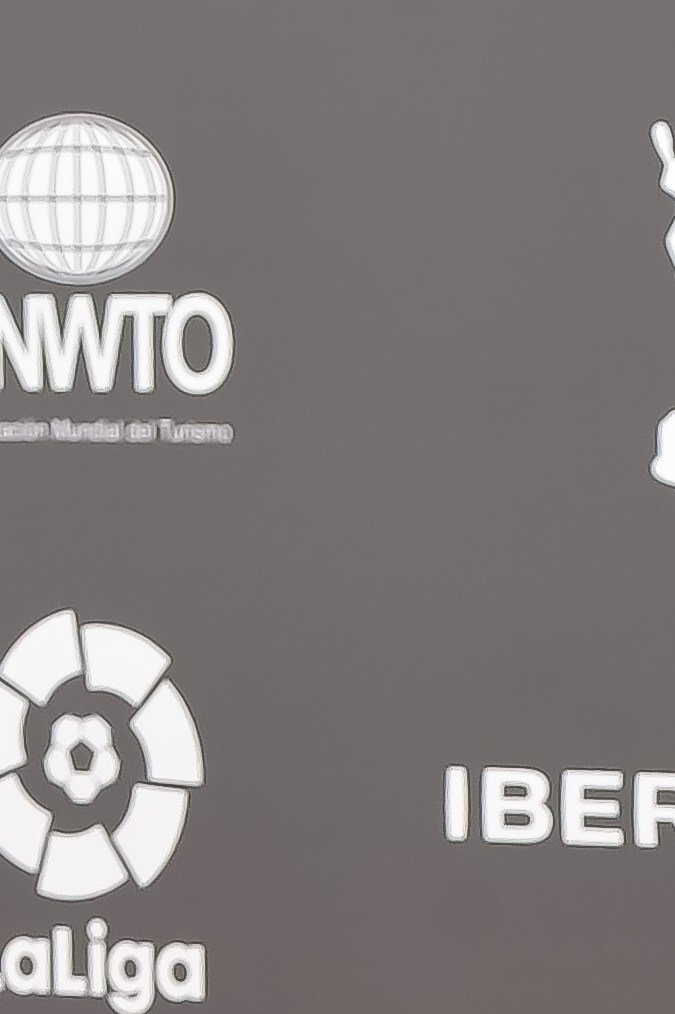 Omar Chaparro posando en una alfombra roja.