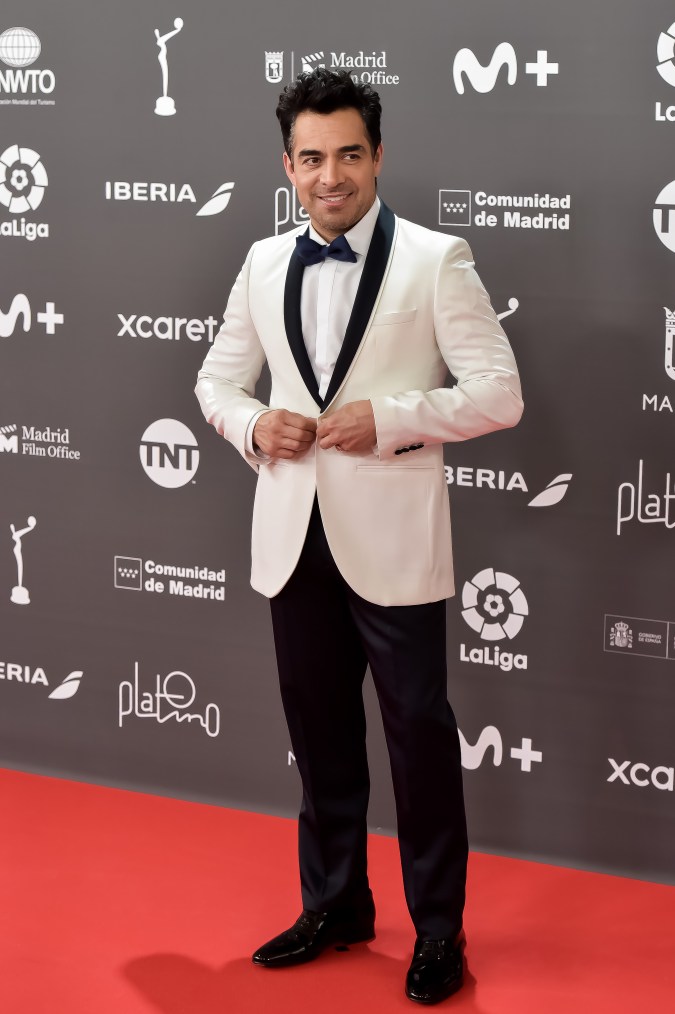 Omar Chaparro posando en una alfombra roja.