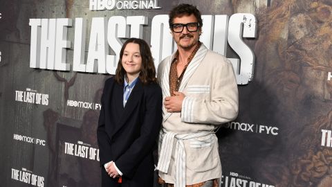 Pedro Pascal y Bella Ramsey posando en una alfombra roja.