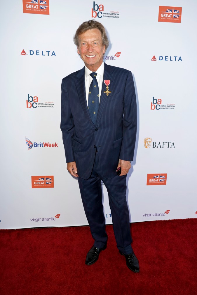 Nigel Lythgoe posando en una alfombra roja.