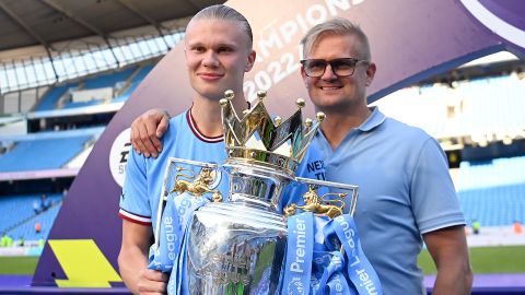 El padre de Erling Haaland de mostró molesto por el premio entregado a Lionel Messi.