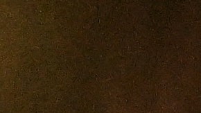 Elton John actuando en un show en vivo.