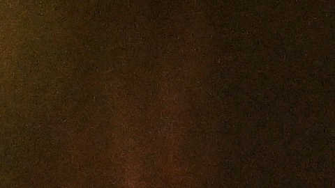 Elton John actuando en un show en vivo.