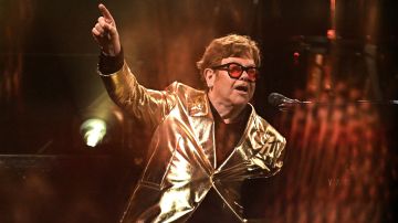 Elton John actuando en un show en vivo.