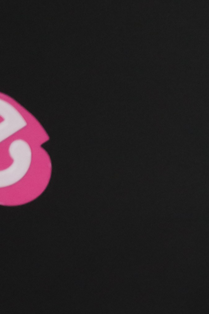 Margot Robbie y Greta Gerwig posando en una alfombra roja.