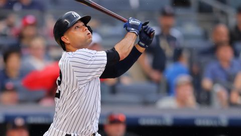 Isiah Kiner-Falefa conecta un doble durante un encuentro entre New York Yankees y Baltimore Orioles en el Yankee Stadium.