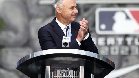 El comisionado de las Grandes Ligas, Rob Manfred, sigue de cerca el el proceso de firmas internacionales.