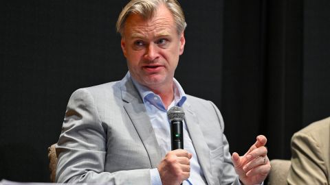 Christopher Nolan participando en un evento.