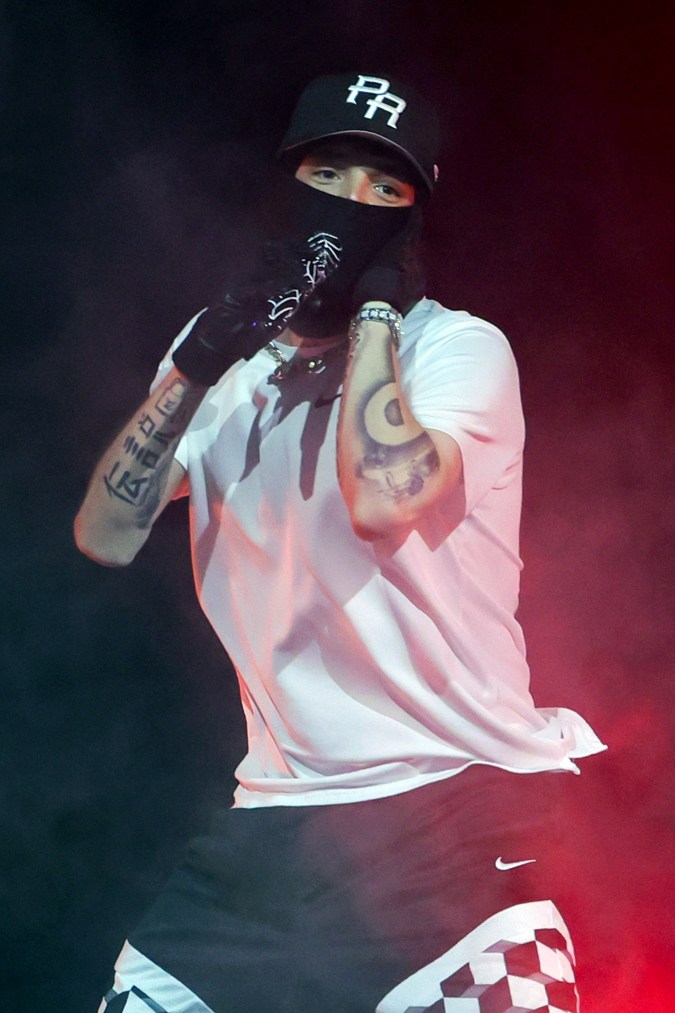 Peso Pluma actuando en un show en vivo.