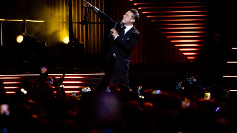 Luis Miguel actuando en un show en vivo.