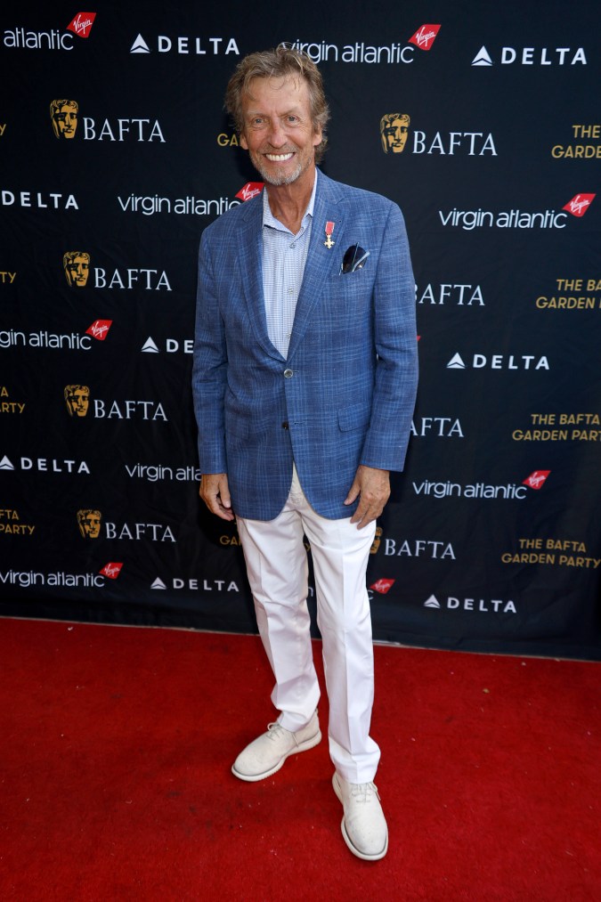 Nigel Lythgoe posando en una alfombra roja.