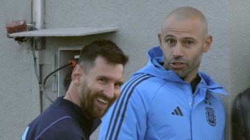 Javier Mascherano (R) y Lionel Messi (L) comparten durante un entrenamiento de la Sub-23 y la selección mayor de Argentina en octubre de 2023.