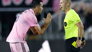 Sergio Busquets discutiendo con un árbitro de la MLS.
