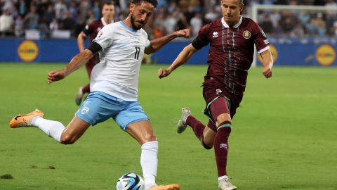 Sagiv Jehezkel (I) en un partido entre Israel y Bielorrusia.