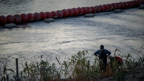 En agosto de 2023, la policía estatal de Texas encontró un cadáver alojado en las boyas.