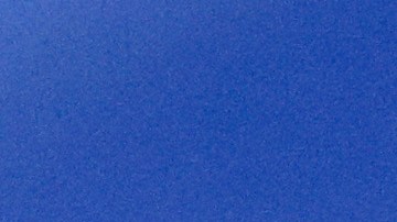 Peso Pluma actuando en un show.