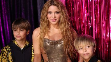 Shakira posando en una alfombra roja junto a sus hijos.