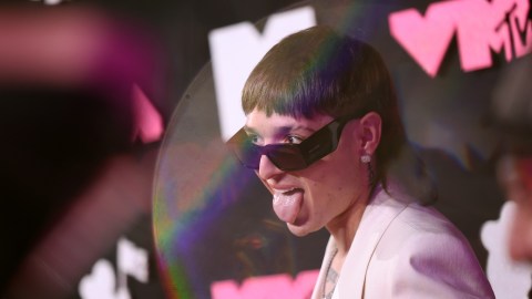 Peso Pluma posando en una alfombra roja.