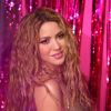 Shakira posando en una alfombra roja.