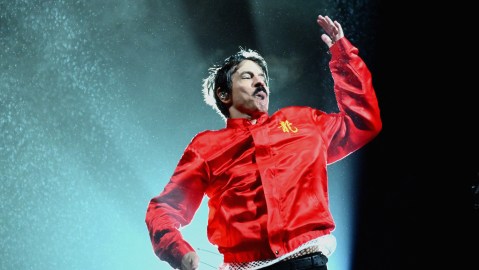 Anthony Kiedis actuando en un show en vivo.