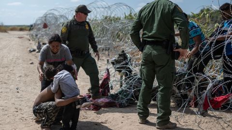 La Patrulla Fronteriza podrá cortar el alambre de púas en la frontera.