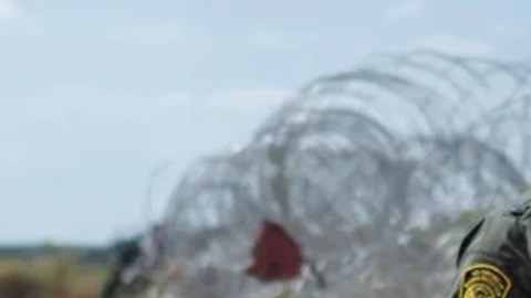 Gobernador de Texas desafía al Supremo y exige a la guardia no quitar el alambre de púas en río Bravo