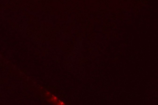 Anthony Kiedis actuando en un show en vivo.