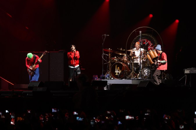 Anthony Kiedis actuando en un show en vivo.