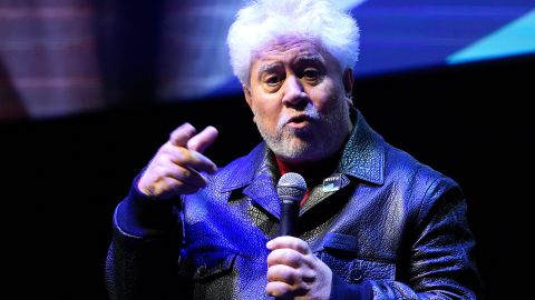 Pedro Almodóvar participando en un evento.